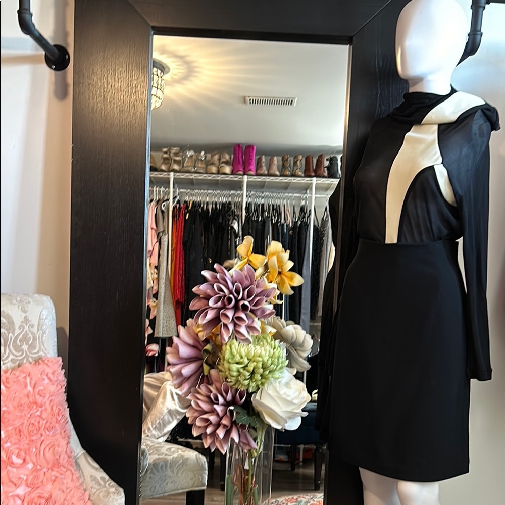 Emanuel Ungaro Black Pencil Skirt for Work
♥️🛍️